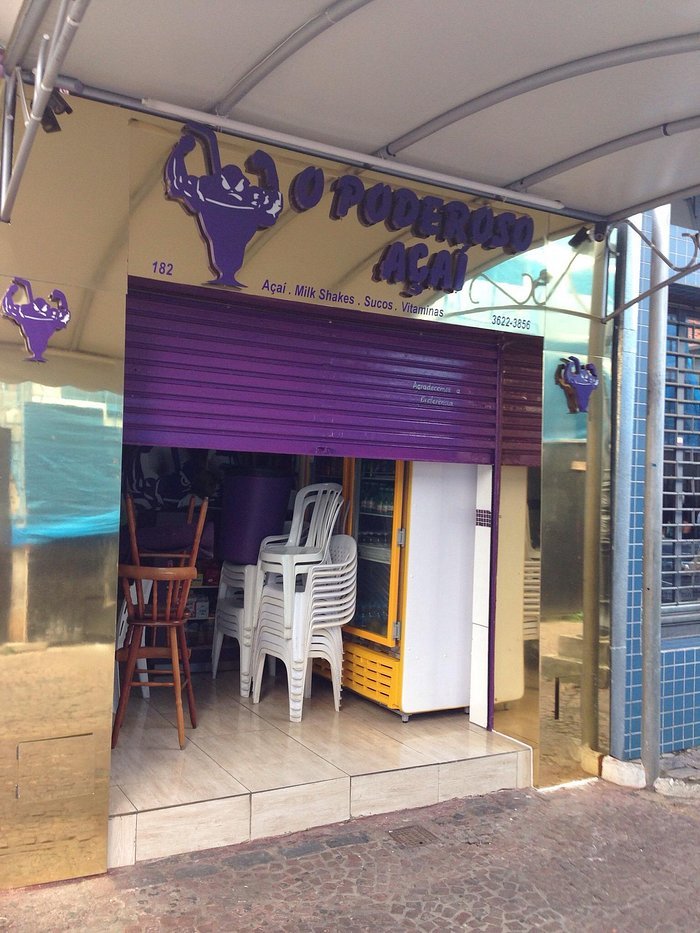 Entrada da loja O Poderoso Açaí