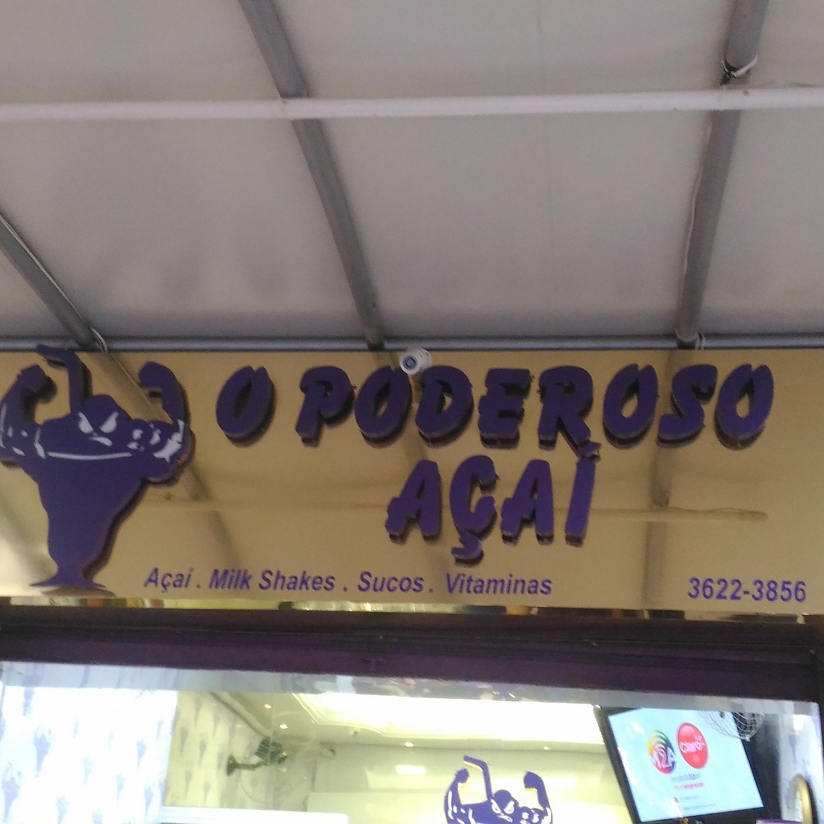 Fachada e letreiro da loja O Poderoso Açaí